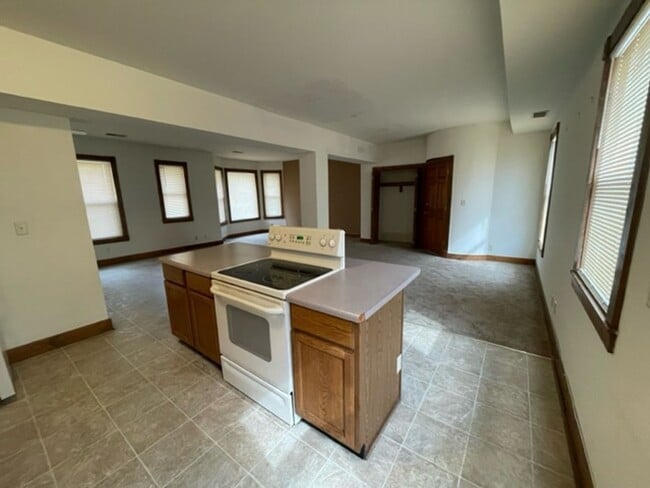 Building Photo - 573-575 W Lincoln Ave