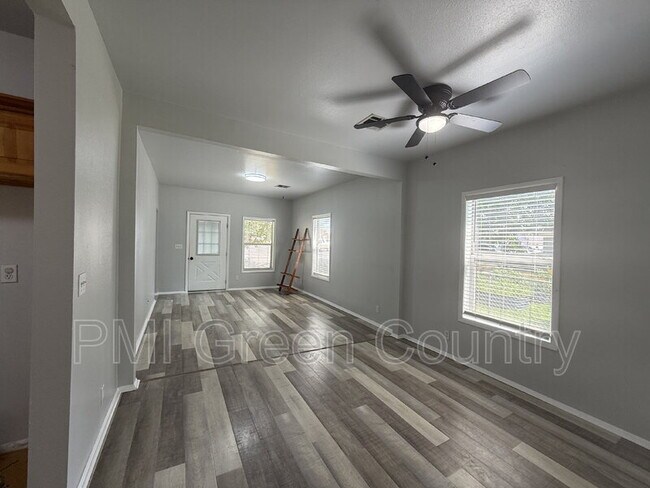 Building Photo - 212 W Pecan St