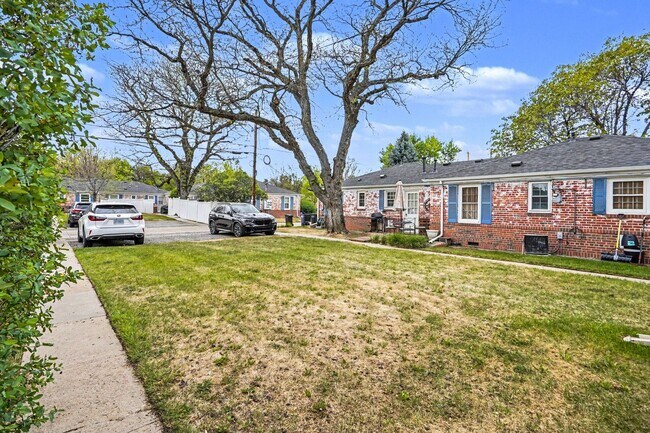 Building Photo - Charming Montclair Patio Home | 2 Bed | Private Yard