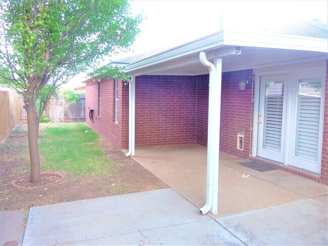 Building Photo - Beautifully Updated 3 bed 2 bath