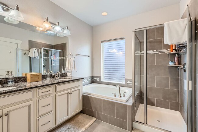 Building Photo - Gorgeous 4-bedroom, 3.5-bath home in Stapleton’s highly sought-after Willow Park East neighborhood!