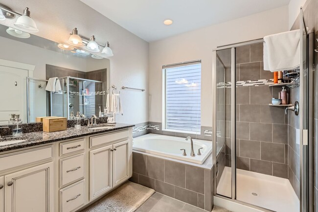 Building Photo - Gorgeous 4 bedroom/3.5 bath in highly desi...