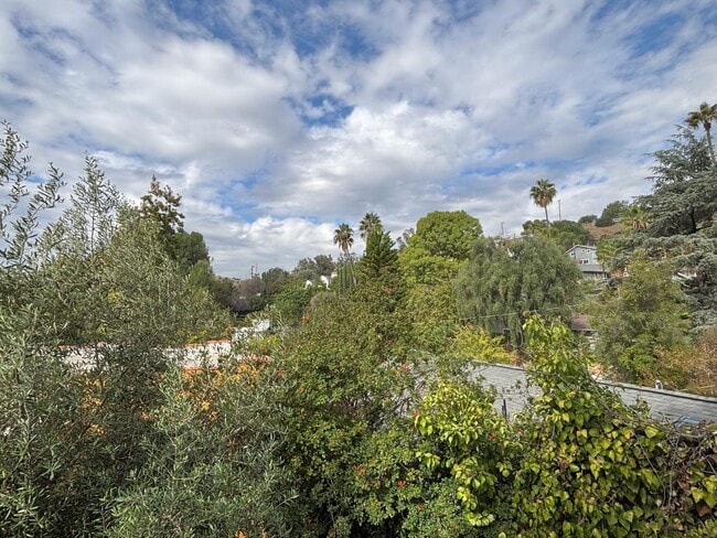 Building Photo - Serene 2bed /1 Bath Spanish Hideaway in He...