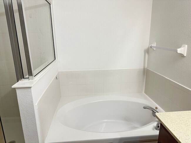 Building Photo - 477 Kestrel Dr