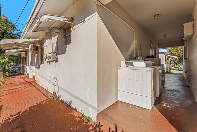 Building Photo - 1708 Hayes St