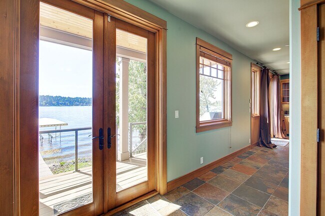 Building Photo - 3bd/3.75ba Sammamish Home