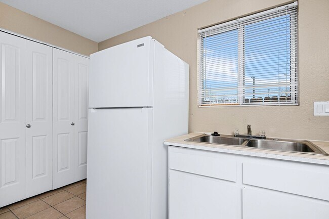 Building Photo - 2bed, 1.5 bath Duplex with Covered Carport & Fenced Yard!