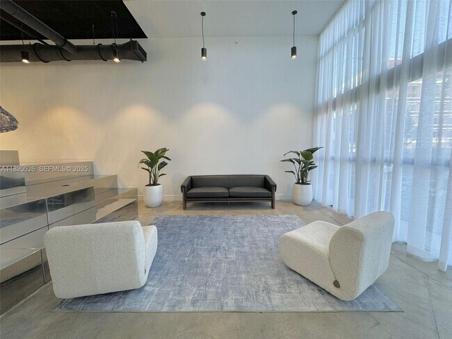 Building Photo - 1642 NE 1st Ave