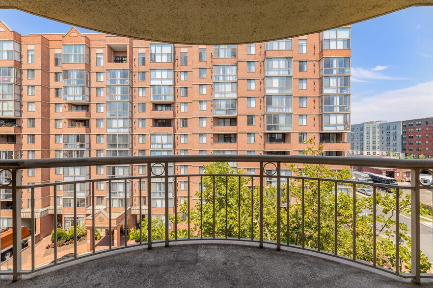 Great Balcony - 1200 Braddock Pl