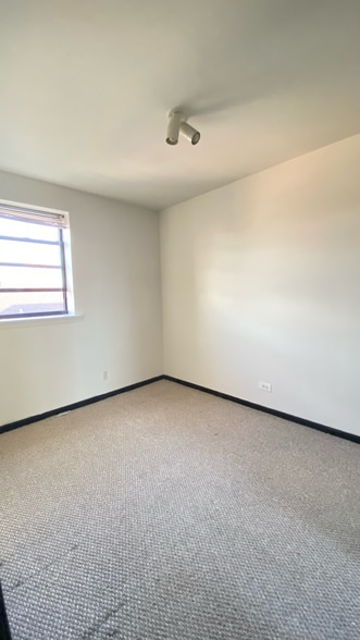 Building Photo - 3933 N Clarendon Ave