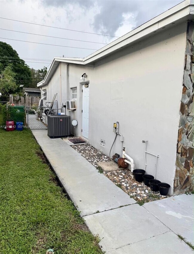 Building Photo - 7321 Fairway Blvd