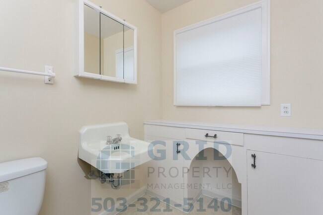 Building Photo - GPM569 - SE Caruthers St (T2)