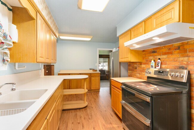 Building Photo - AVAILABLE FOR RENT – Beautiful 4BD / 2BA Home in Tacoma!