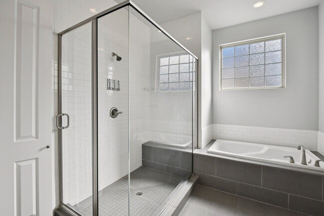 Building Photo - 1040 W 26th St
