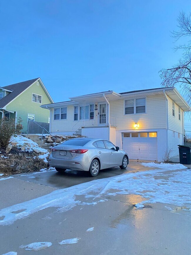 Building Photo - Beautiful 3 bed 1 bath house, over sized driveway, garage and fenced in back yard $1,795  [Move-i...