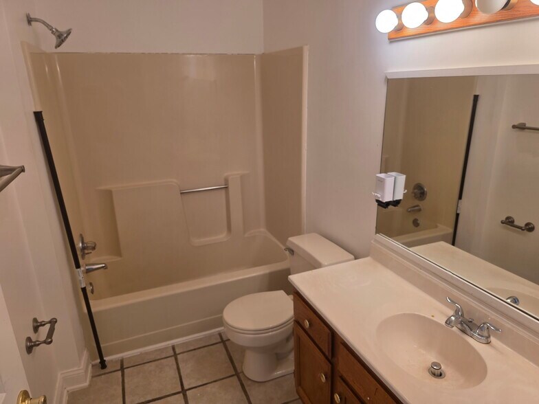 Building Photo - 131 Freedom Ct