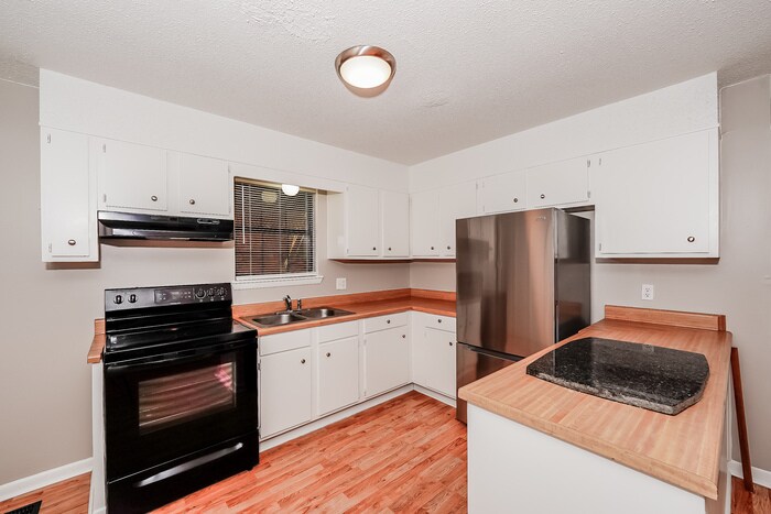 Building Photo - 356 Lakeshore Cir