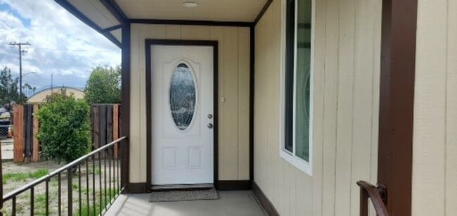 Building Photo - Updated Corner Lot Home – 2bd/2ba