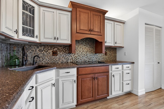 Building Photo - 1631 Riverview Rd