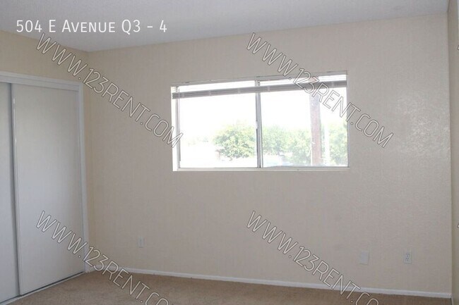 Building Photo - 504 E Ave Q3