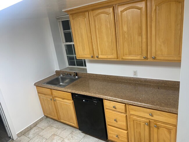 Building Photo - 2 Hollowbrook Plz