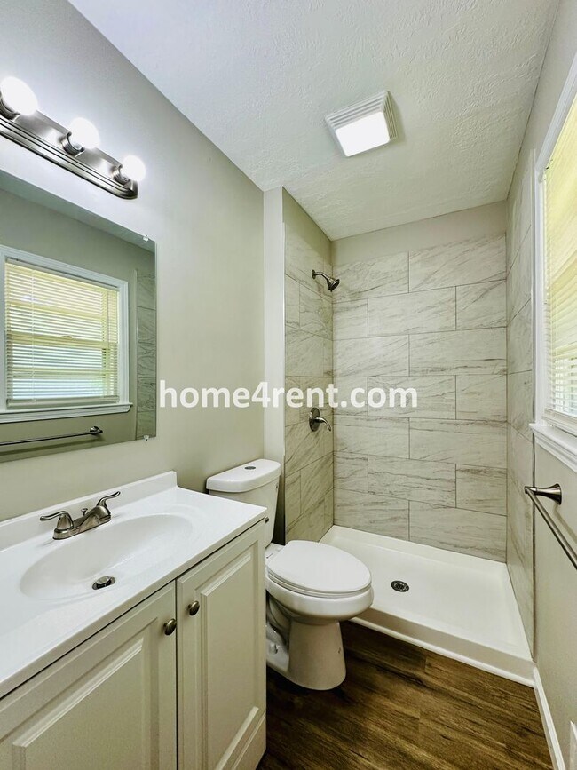 Building Photo - Like New, Ranch Style Home in Raytown - Wood Floors, Finished Basement, Fenced Yard!