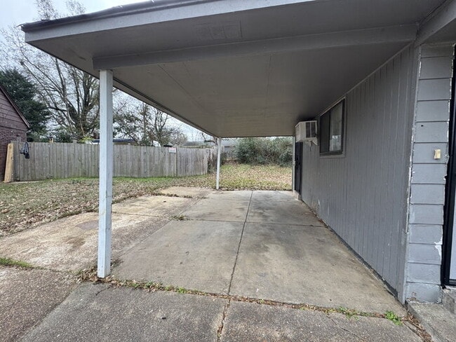 Building Photo - 735 Ledbetter Ave