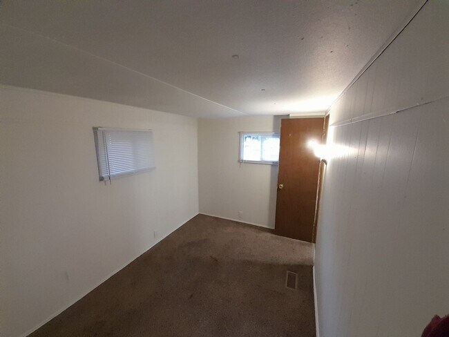 Building Photo - 1/2 off 1st Month's Rent ! Country Setting Single Wide Manufactured Home Silverbrook RV Park