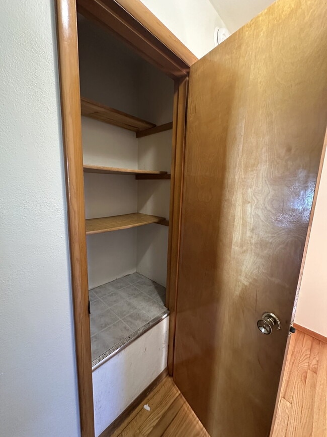 Building Photo - 1112 E Memorial Dr