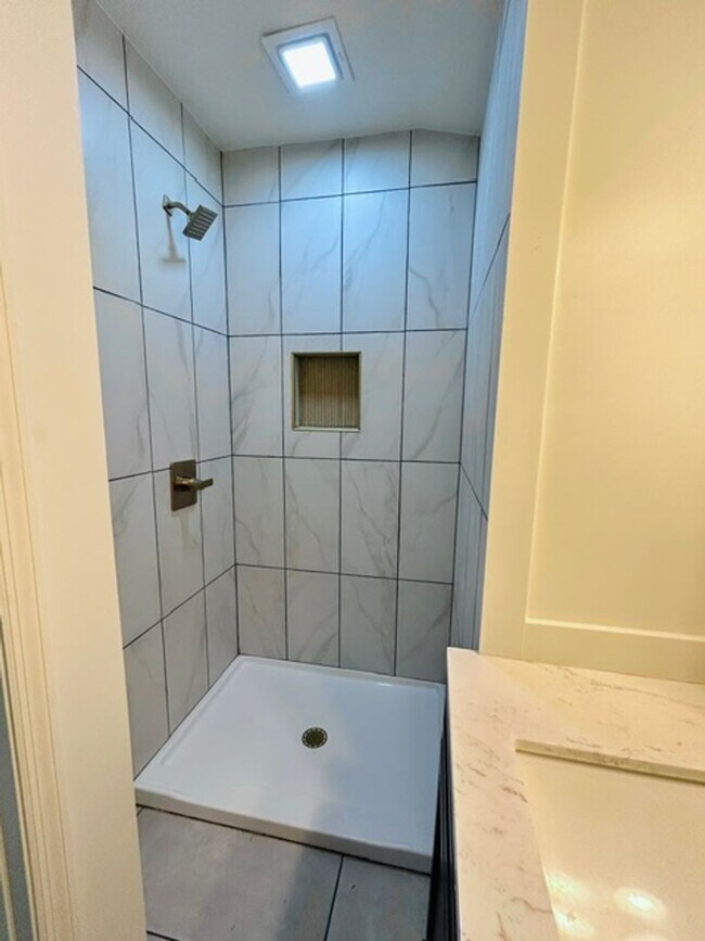 Building Photo - Knoxville 37920 - 1 bedroom, 1 bath unit on Second Floor - Contact Tara Hayes (865) 242-8010