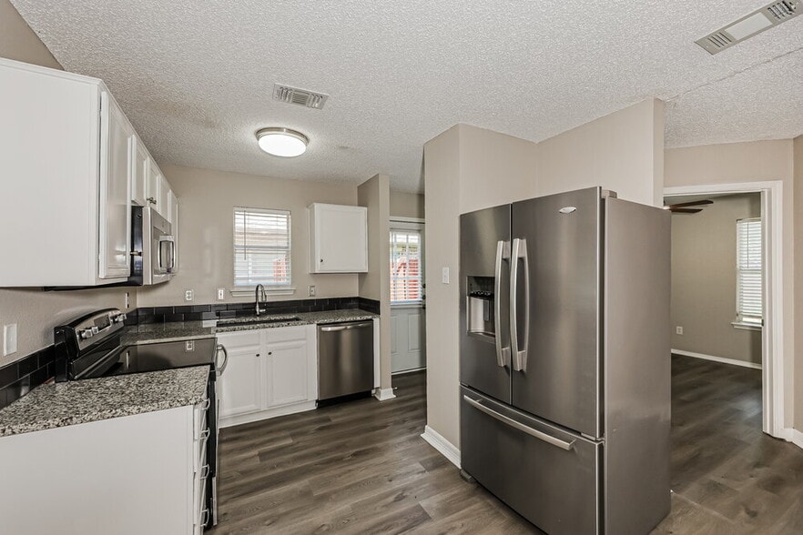 Building Photo - 621 Hollyberry Dr