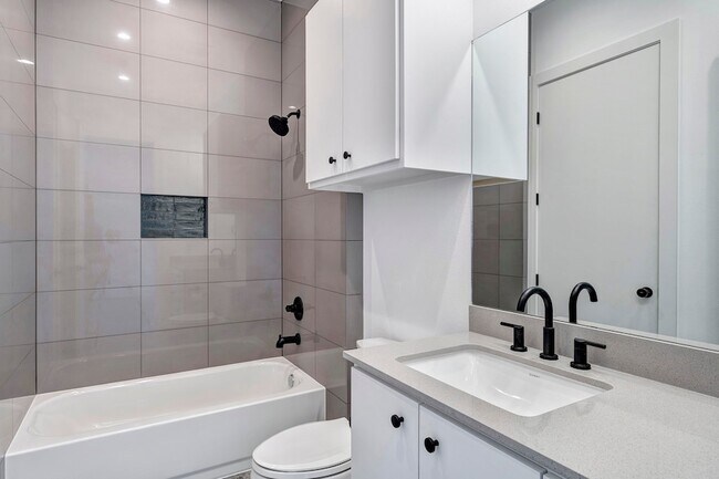 Building Photo - 907 Kern St