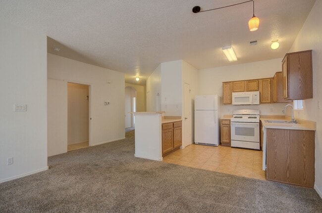 Building Photo - Amazing 3 Bedroom Near Rust Medical Center!!