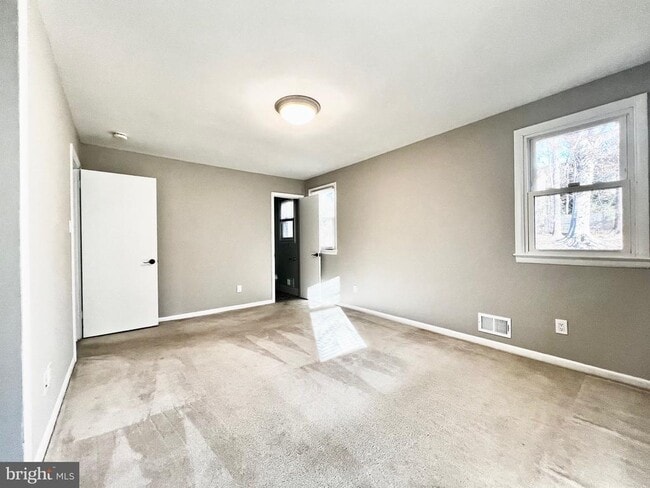 Building Photo - 5719 Rossmore Dr