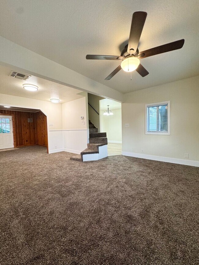 Building Photo - Spacious Country Home w/ HUGE SHOP!