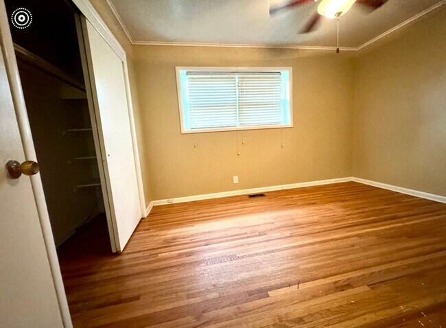 Building Photo - 3 Bed/2 Bath/2 Car Garage