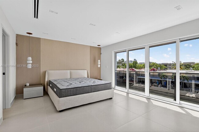 Building Photo - 3830 NE 171 St