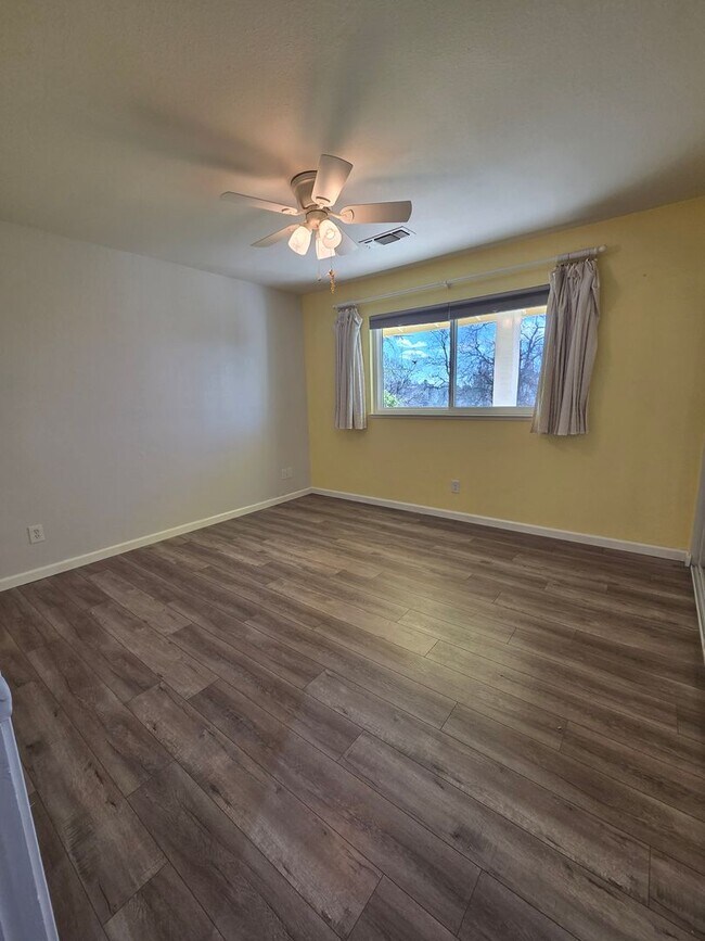 Building Photo - 19090 Hollow Ln