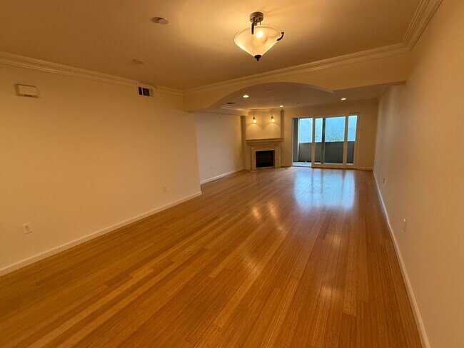 Building Photo - Beautiful Spacious 2 Bedroom/2 Bath Condo