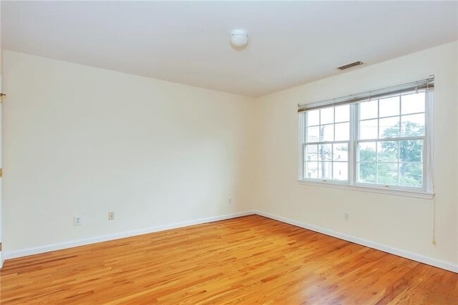 Building Photo - Impeccable 3 Bedroom Townhouse With Upscale Features $5500