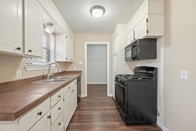 Building Photo - 3 Bedroom, 1.5 Bath Home with Spacious Layout and Large Yard