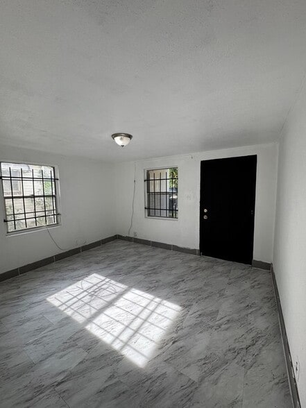 Building Photo - 929 W 27th St