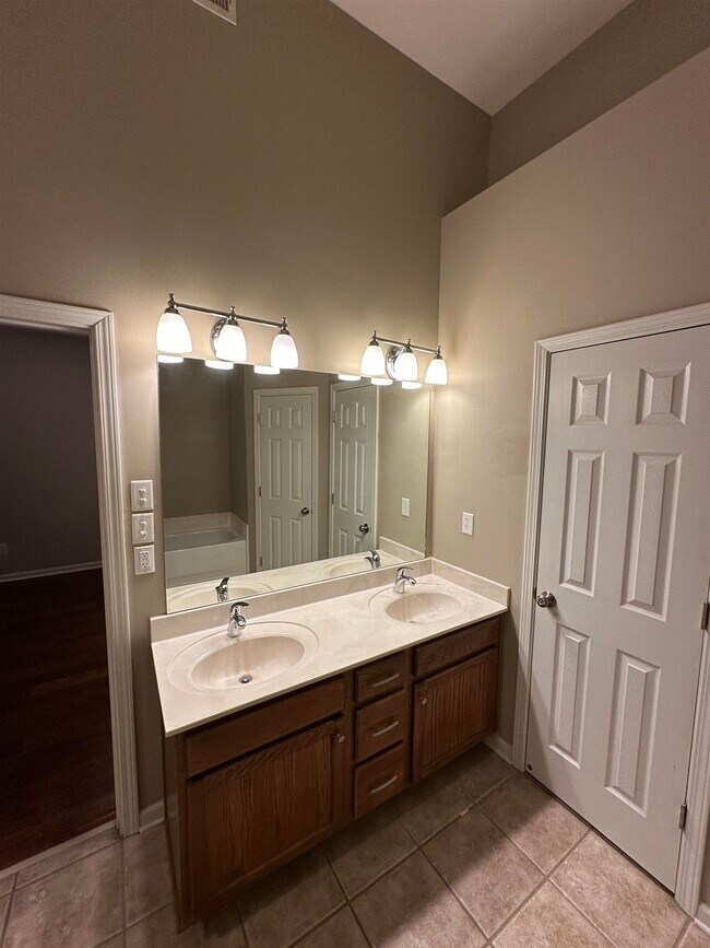 Building Photo - 1354 Island Pl E