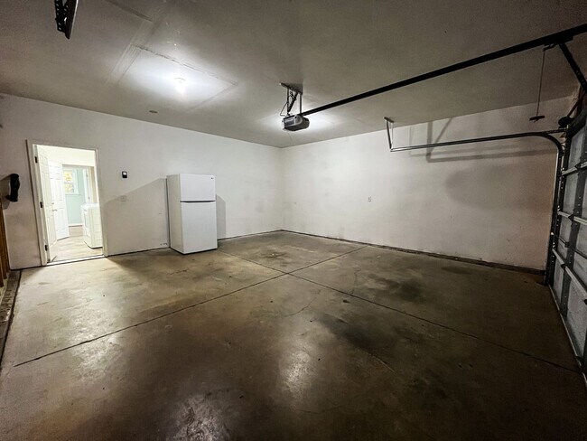 Building Photo - Gorgeous 4 Bedroom, 2 1/2 Bathroom Home in...