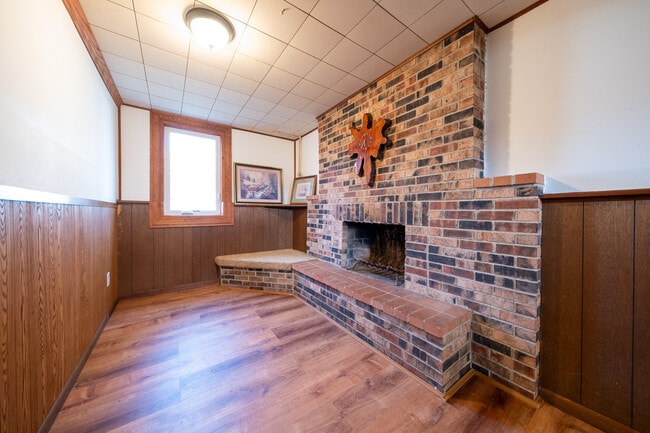 Building Photo - 445 Walnut Ln