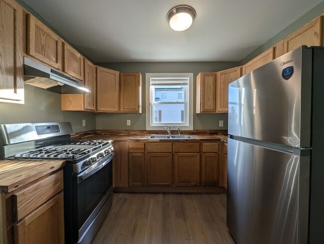 Building Photo - Newly Renovated 4 bedroom house