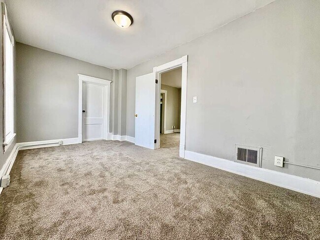 Building Photo - 2202 Kemble Ave