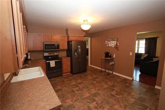 Building Photo - 4 Bedroom, 1.5 Bathroom Beautiful Home - You do not want to miss this one!