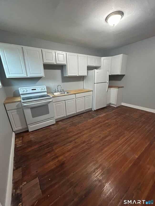 Building Photo - 162 Pinney Hill Rd