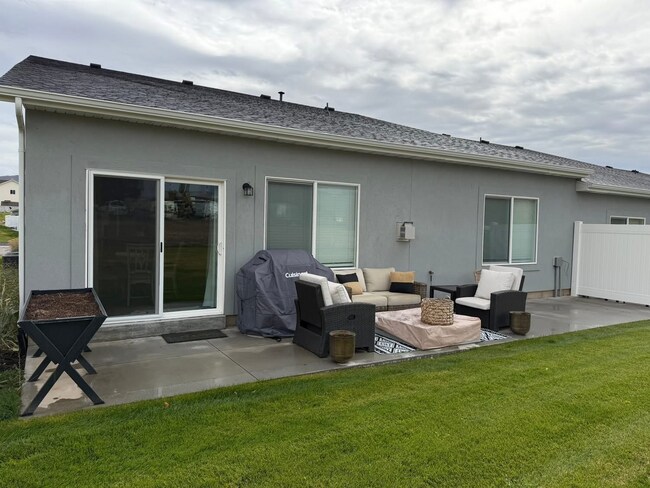 Building Photo - 695 E Vis Ln